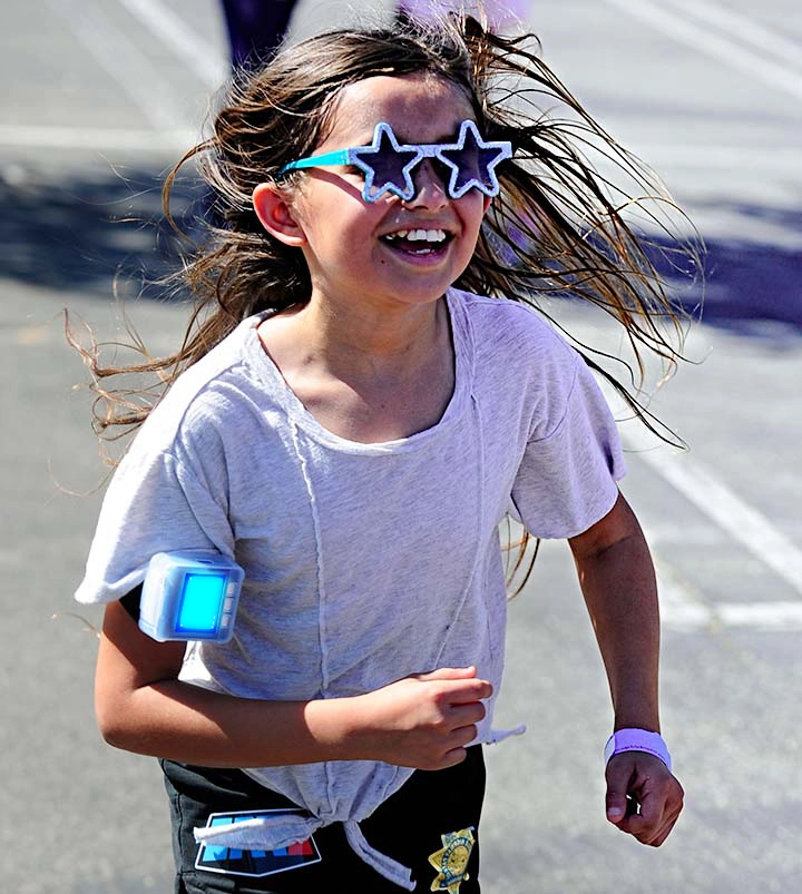 A girl running with a star glasses